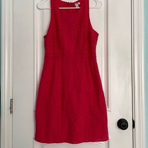 Sleeves knee-length red dress.